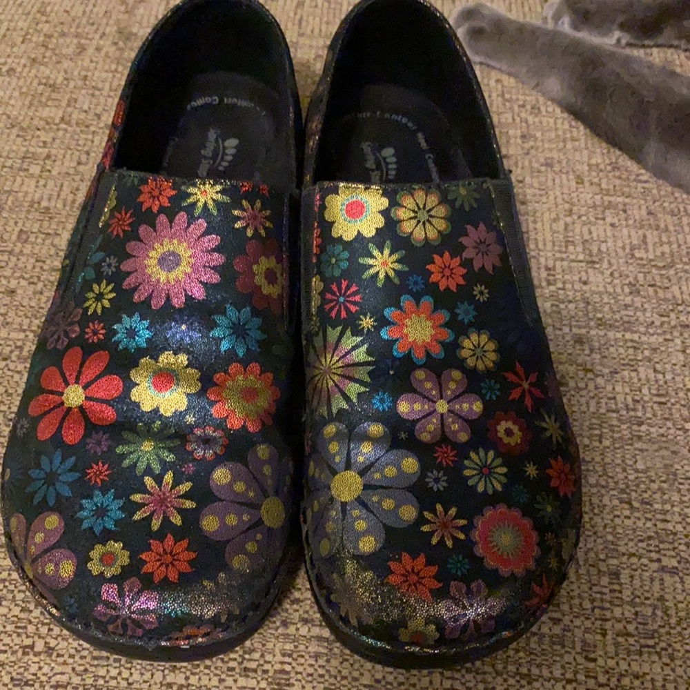 Comfy clog style shoes!